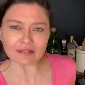 Nurg&uuml;l Yeşil&ccedil;ay gen&ccedil; fenomen Duygu &Ouml;zaslan'ı Ti'ye aldı!