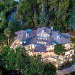 Selena Gomez'in 10 odalı gizli ge&ccedil;itli yeni evi!