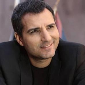 Sevilen sanat&ccedil;ı Rafet El Roman, 6 bu&ccedil;uk milyon T&uuml;rk vatandaşına 'Evde kal' bestesi