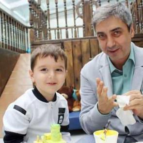 Necati Şaşmaz'ın oğlu babasına olan benzerliğiyle dikkat &ccedil;ekti