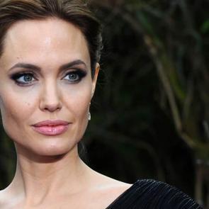Angelina Jolie sosyal izolasyon s&uuml;recinde aile i&ccedil;i şiddet uyarısında bulundu!