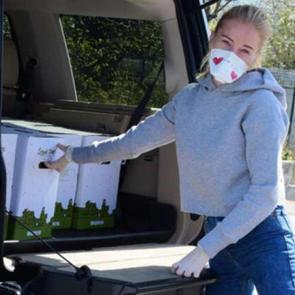 Burcu Esmersoy'dan anlamlı hareket! İhtiya&ccedil; sahiplerine kendi elleriyle...