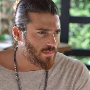 Can Yaman evde spor yaparken Erkenci Kuş'u izledi!