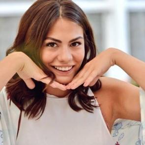 Demet &Ouml;zdemir sosyal medyada alay konusu oldu! Demet &Ouml;zdemir kimdir?