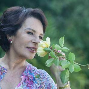 H&uuml;lya Ko&ccedil;yiğit'in &ccedil;ocukluk resmine beğeni yağdı!