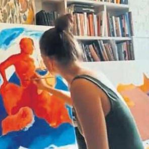Yasemin Allen karantina g&uuml;nlerini evde sanat yaparak ge&ccedil;iriyor