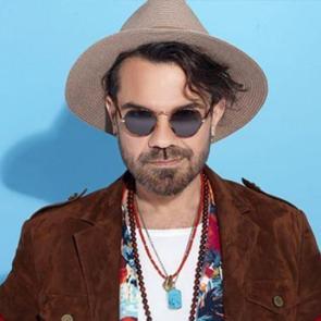 Kenan Doğulu klibinde eşi Beren Saat'i oynattı!