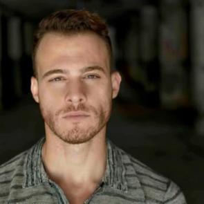 Kerem B&uuml;rsin ağaca balta sapladı! Sosyal medyadan sert tepkiler...