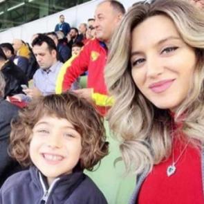 Sabri Sarıoğlu'nun oğlu pilot annesi Yağmur Sarıoğlu'nun y&ouml;nlendirmesiyle u&ccedil;ak kullandı!