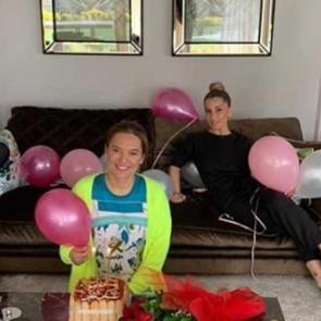 Demet Akalın'a s&uuml;rpriz doğum g&uuml;n&uuml;! Sosyal mesafe vardı... Demet Akalın kimdir?