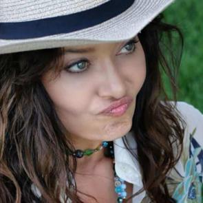 Nurg&uuml;l Yeşil&ccedil;ay'ın bayram temizliği stili! Temizliğini kendi yaptı