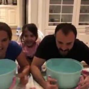 Demet Akalın ile Okan Kurt kızlarıyla video &ccedil;ekti!