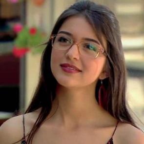 Doksanlar dizisinin g&uuml;zel oyuncusu Zeynep Anıl kızını paylaştı! B&uuml;y&uuml;k ilgi g&ouml;rd&uuml;...