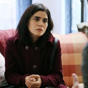 Gen&ccedil; oyuncu Zeynep &Ccedil;amcı karantinada dayak yedi!