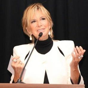 Usta oyuncu Filiz Akın koronavir&uuml;s ş&uuml;phesiyle hastaneye kaldırıldı