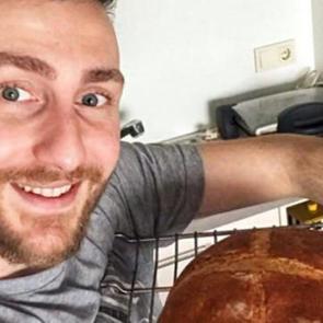 Sefa Doğanay pişirdiği ekmek ile poz verdi! &Uuml;nl&uuml; komedyenden ekmek paylaşımı