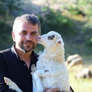 B&uuml;y&uuml;kşehirden vazge&ccedil;ti, k&ouml;y&uuml;ne d&ouml;nd&uuml;! Gelirini 5'e katladı