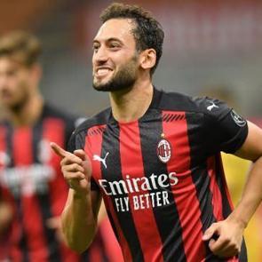 Hakan &Ccedil;alhanoğlu, Milan'ı tura u&ccedil;urdu!