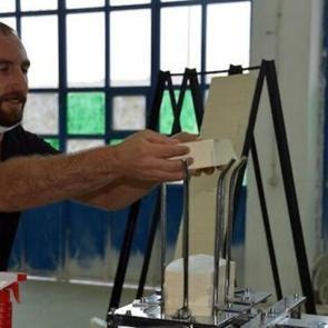 Koronavir&uuml;s&uuml; fırsata &ccedil;evirdi: Şof&ouml;rl&uuml;ğ&uuml; bırakıp kağıt bardak tesisi kurdu