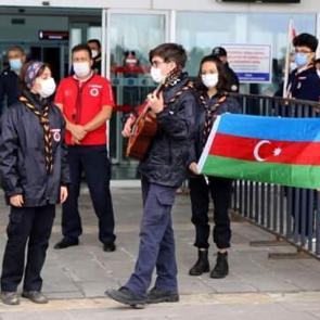 Karabağ'a karşılamada şarkı s&uuml;rprizi!
