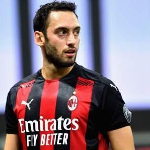 Hakan &Ccedil;alhanoğlu'ndan akıl dolu frikik!