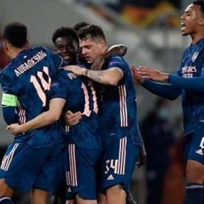 Arsenal deplasmanda avantajı kaptı
