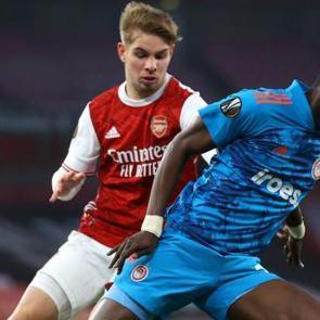 Arsenal yenildi ama turladı!