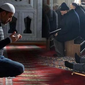 Oturarak yatarak namaz nasıl kılınır? Sandalyede namaz olur mu? İşte namaz adabı!
