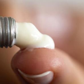 Merhem ve ila&ccedil;lı bant kullanmak orucu bozar mı? Diyanet İşleri Başkanlığı...