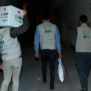 İHH'nın 'iyilik elçileri' her gece ihtiyaç sahiplerinin kapısını çalıyor