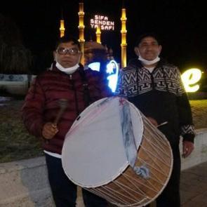 İlk sahurla birlikte Ramazan davulcuları yollara d&uuml;şt&uuml;