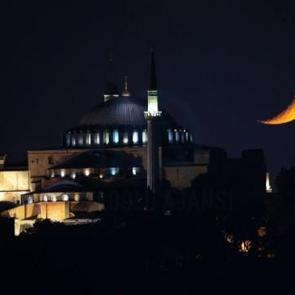 Ramazan hilali ile Ayasofya cami büyüledi