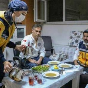 Sağlık &ccedil;alışanları ilk sahuru g&ouml;rev başında yaptı