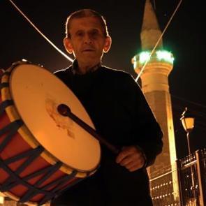 Talip amca, Ramazan için davulunu dolaptan çıkardı!