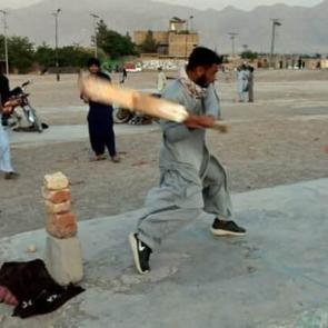 Pakistanlı gençler ramazanda vakitlerini briketle geçiriyor