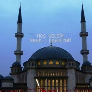 Taksim Camii'ne mahyalar asıldı