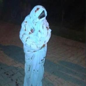 Beyaz çarşaflı gençler ramazan davulcusunu korkuttu 