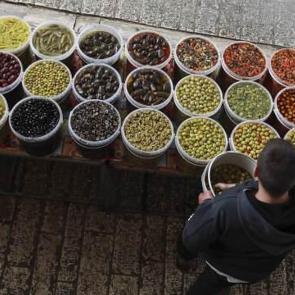 El Halil'deki çarşılar, ramazanda kısmen hareketlendi 