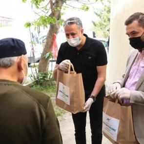 Radyocular bu kez mikrofonun değil, yemeğin başındalar