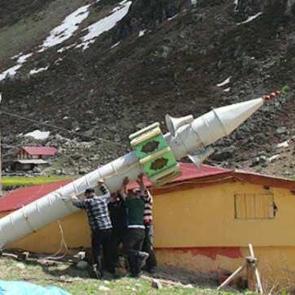 Bu minareyi kışın yan yatırıyorlar, yazın kaldırıyorlar