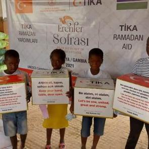 Gambiya'daki ihtiyaç sahibi ailelere ramazan yardımı