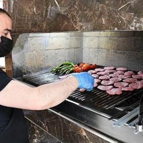 Sivas'ın tescilli köftesi paket servisle iftar sofralarına ulaştırılıyor