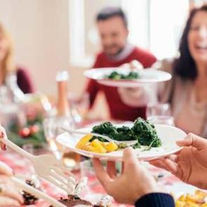 Uzmanlar uyarıyor: Bayramda fazla yemekten kaçının!