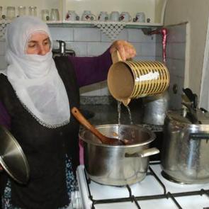 Vanlı kadınlar evlerinde hazırladıkları yemekleri paylaşıyor