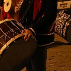Ramazan davulcusu, mahalleyi düğün evine çevirdi   
