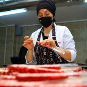 Kadın girişimci &uuml;retiyor, 5 &uuml;lkeye satıyor