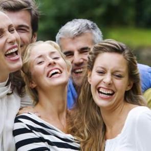 R&uuml;yada kahkaha atarak g&uuml;ld&uuml;ğ&uuml;n&uuml; g&ouml;rmek ne anlama gelir? R&uuml;yada g&uuml;lmek hayırlı mıdır?