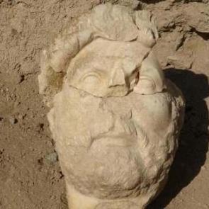 Aydın'da Roma İmparatoru Hadrianus'un heykelinin par&ccedil;aları bulundu