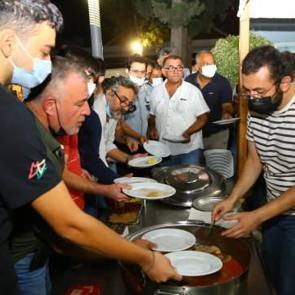 Lezzet festivalinin d&uuml;zenlendiği alanda "şırdan" kuyruğu