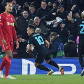 İnter kazandı Liverpool turladı!